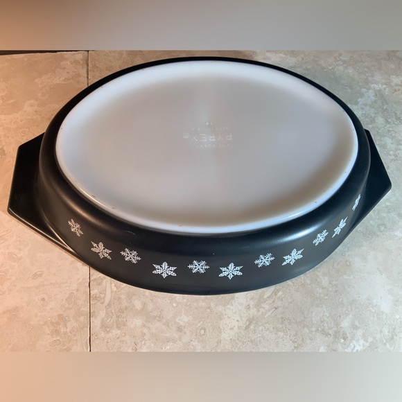 Vintage Pyrex ‘Snowflake’ pattern black #043 2 piece divided casserole set - Picture 10 of 13